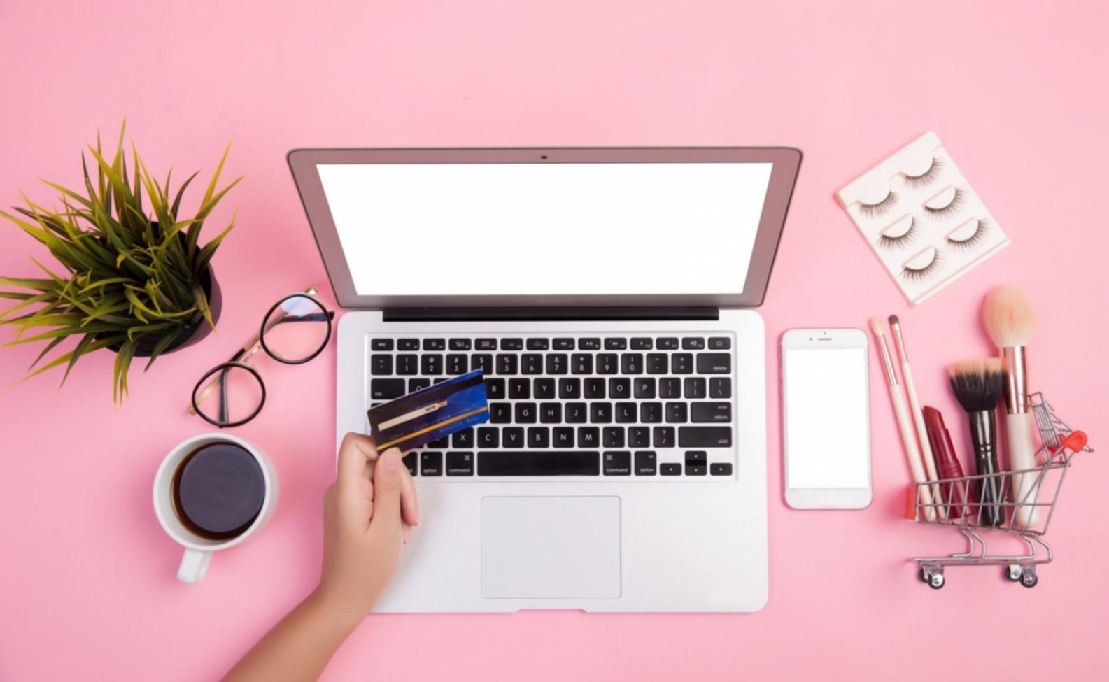 Analista SEO revisando métricas